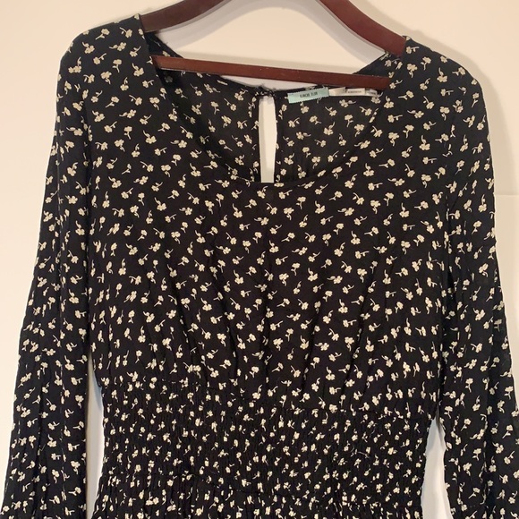 Cute dress that is easy to dress up or down! It’ll be your go to dress! - Picture 4 of 4